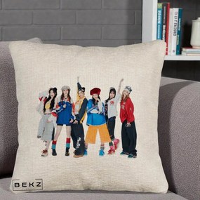Perna Personalizata Grup K-pop Fete in Picioare Foto, 40x40 cm, Bej Canapea, Husa Detasabila, Perna Inclusa, BEKZ®