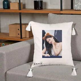Perna Personalizata K-pop BLACKPINK Jennie Cute cu Diadema Ursulet, 40x40 cm, Bej cu Franjuri, Husa Detasabila, Perna Inclusa, BEKZ®