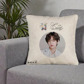 Perna Personalizata K-pop BTS V Taehyung Portret Cerc Autograf, 40x40 cm, Bej Canapea, Husa Detasabila, Perna Inclusa, BEKZ®