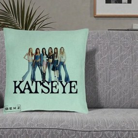 Perna Personalizata K-pop KATSEYE Foto Grup Blugi, 40x40 cm, Verde Menta, Husa Detasabila, Perna Inclusa, BEKZ®