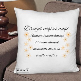 Cadou pentru Nasi - Perna Personalizata Dragii Nostri Nasi Suntem Binecuvantati cu Floricele, 40x40 cm, Alb Pufos, Husa Detasabila, Perna Inclusa, BEKZ®