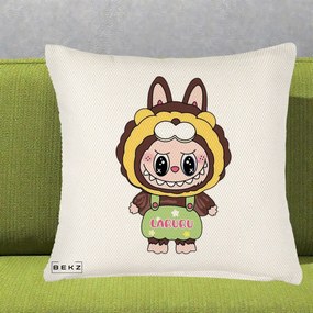 Perna Personalizata Labubu Leu Galben cu Salopeta, 40x40 cm, Crem Reliefat, Husa Detasabila, Perna Inclusa, BEKZ®