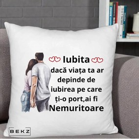 Cadou pentru Iubita - Perna Personalizata Iubita Nemuritoare cu Cuplu Acuarela Roz si Inimi, 40x40 cm, Alb Pufos, Husa Detasabila, Perna Inclusa, BEKZ®