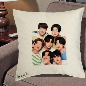 Perna Personalizata K-pop BTS Bangtan Boys Portret Grup Fanart, 40x40 cm, Ecru, Husa Detasabila, Perna Inclusa, BEKZ®