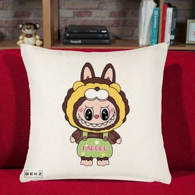Perna Personalizata Labubu Leu Galben cu Salopeta, 40x40 cm, Crem Reliefat, Husa Detasabila, Perna Inclusa, BEKZ®