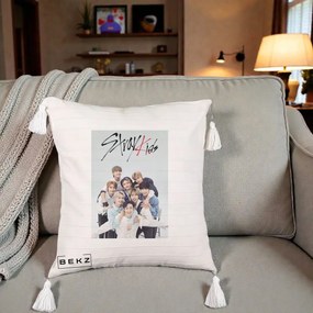 Perna Personalizata K-pop Stray Kids cu Foto Grup Alb-Albastru, 40x40 cm, Bej cu Franjuri, Husa Detasabila, Perna Inclusa, BEKZ®