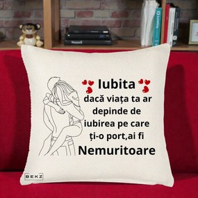 Cadou pentru Iubita - Perna Personalizata Iubita Nemuritoare cu Cuplu Line-Art si Inimi Rosii, 40x40 cm, Crem Reliefat, Husa Detasabila, Perna Inclusa, BEKZ®