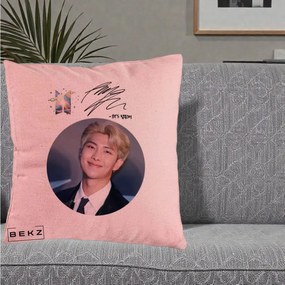 Perna Personalizata K-pop BTS RM Namjoon Portret Cerc cu Autograf, 40x40 cm, Roz, Husa Detasabila, Perna Inclusa, BEKZ®