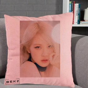 Perna Personalizata K-pop BLACKPINK Rose Blond cu Inel Roz Pastel, 40x40 cm, Roz, Husa Detasabila, Perna Inclusa, BEKZ®