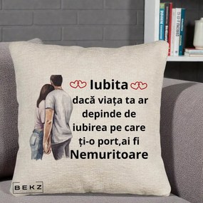 Cadou pentru Iubita - Perna Personalizata Iubita Nemuritoare cu Cuplu Acuarela Roz si Inimi, 40x40 cm, Bej Canapea, Husa Detasabila, Perna Inclusa, BEKZ®