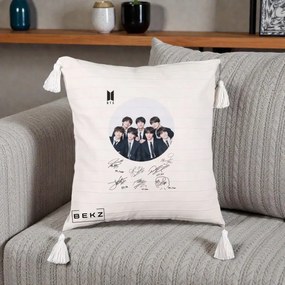 Perna Personalizata K-pop BTS Fotografie Grup Costum Negru si Autografe Cerc, 40x40 cm, Bej cu Franjuri, Husa Detasabila, Perna Inclusa, BEKZ®