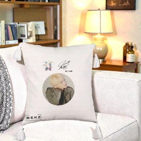 Perna Personalizata K-pop BTS Suga Portret cu Autograf, 40x40 cm, Bej cu Franjuri, Husa Detasabila, Perna Inclusa, BEKZ®