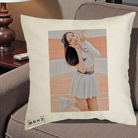 Perna Personalizata K-pop BLACKPINK Nayeon/Jisoo Tenis Alb, 40x40 cm, Ecru, Husa Detasabila, Perna Inclusa, BEKZ®
