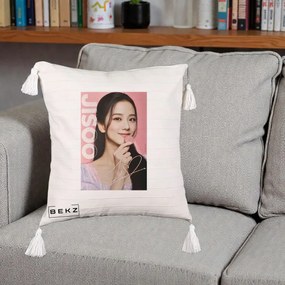 Perna Personalizata K-pop BLACKPINK Jisoo cu Semnatura si Fond Roz, 40x40 cm, Bej cu Franjuri, Husa Detasabila, Perna Inclusa, BEKZ®