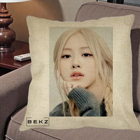 Perna Personalizata K-pop BLACKPINK Rose cu Jucarie de Plus, 40x40 cm, Crem, Husa Detasabila, Perna Inclusa, BEKZ®