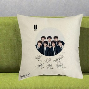 Perna Personalizata K-pop BTS Fotografie Grup Costum Negru si Autografe Cerc, 40x40 cm, Ecru, Husa Detasabila, Perna Inclusa, BEKZ®