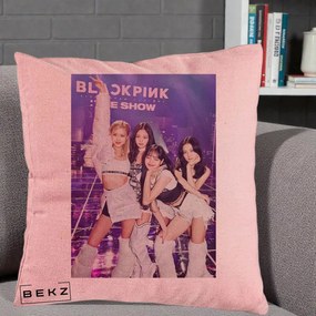 Perna Personalizata K-pop BLACKPINK The Show Concert cu 4 Membre pe Scena, 40x40 cm, Roz, Husa Detasabila, Perna Inclusa, BEKZ®