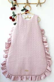 Sac de dormit pana la 9 luni, bumbac brodat Roz cu volanase by BabyLy cu umplutura antialergica BabySoft , marimea S, 2-2,5 TOG pe tot parcursul anului
