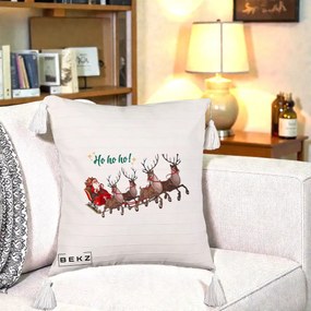 Perna Decorativa Ho Ho Ho Mos Craciun cu Sanie si Reni, 40x40 cm, Bej cu Franjuri, Husa Detasabila, Perna Inclusa, BEKZ®