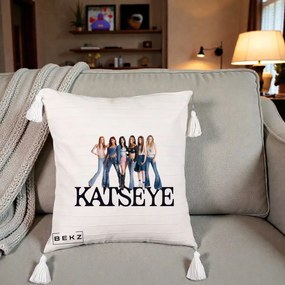 Perna Personalizata K-pop KATSEYE Foto Grup Blugi, 40x40 cm, Bej cu Franjuri, Husa Detasabila, Perna Inclusa, BEKZ®