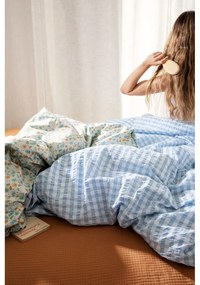 Lenjerie de pat albă/albastru-deschis din țesătură crep pentru pat de o persoană/extinsă 140x220 cm Bæk&amp;Bølge – JUNA