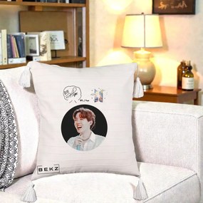 Perna Personalizata K-pop BTS J-Hope Portret cu Autograf, 40x40 cm, Bej cu Franjuri, Husa Detasabila, Perna Inclusa, BEKZ®