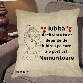 Cadou pentru Iubita - Perna Personalizata Iubita Nemuritoare cu Cuplu Line-Art si Inimi Rosii, 40x40 cm, Crem, Husa Detasabila, Perna Inclusa, BEKZ®