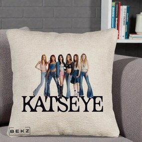 Perna Personalizata K-pop KATSEYE Foto Grup Blugi, 40x40 cm, Bej Canapea, Husa Detasabila, Perna Inclusa, BEKZ®