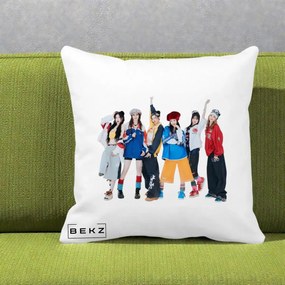 Perna Personalizata Grup K-pop Fete in Picioare Foto, 40x40 cm, Alba Mata, Husa Detasabila, Perna Inclusa, BEKZ®