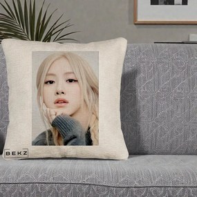 Perna Personalizata K-pop BLACKPINK Rose cu Jucarie de Plus, 40x40 cm, Bej Canapea, Husa Detasabila, Perna Inclusa, BEKZ®