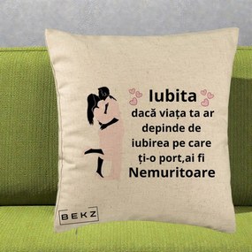 Cadou pentru Iubita - Perna Personalizata Iubita Nemuritoare cu Siluete de Cuplu, 40x40 cm, Bej, Husa Detasabila, Perna Inclusa, BEKZ®