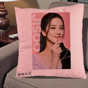 Perna Personalizata K-pop BLACKPINK Jisoo cu Semnatura si Fond Roz, 40x40 cm, Roz, Husa Detasabila, Perna Inclusa, BEKZ®
