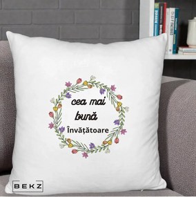 Cadou pentru Invatatoare - Perna Personalizata Cea mai Buna Invatatore cu Coronita Florala Colorata, 40x40 cm, Alb Pufos, Husa Detasabila, Perna Inclusa, BEKZ®