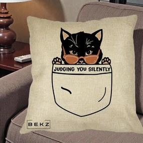 Perna Decorativa Judging You Silently Pisica Buzunar, 40x40 cm, Crem, Husa Detasabila, Perna Inclusa, BEKZ®