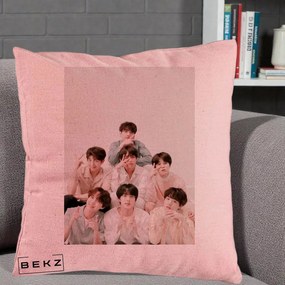 Perna Personalizata K-pop BTS Foto Grup Pastel, 40x40 cm, Roz, Husa Detasabila, Perna Inclusa, BEKZ®