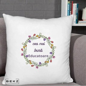 Cadou pentru Educatoare - Perna Personalizata Cea mai Buna Educatoare cu Coronita Florala Colorata, 40x40 cm, Alb Pufos, Husa Detasabila, Perna Inclusa, BEKZ®
