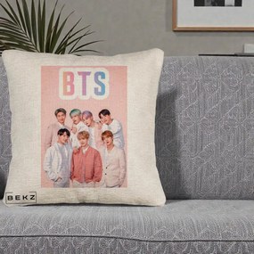 Perna Personalizata K-pop BTS Foto Grup cu BTS si Fond Roz Pastel, 40x40 cm, Bej Canapea, Husa Detasabila, Perna Inclusa, BEKZ®