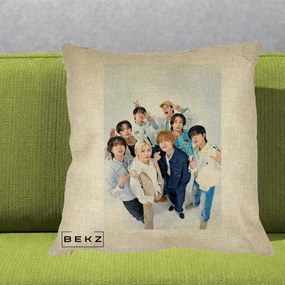 Perna Personalizata K-pop Stray Kids Foto Grup Alb cu 8 Membrii de Sus, 40x40 cm, Crem, Husa Detasabila, Perna Inclusa, BEKZ®
