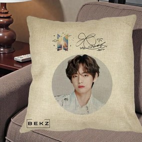 Perna Personalizata K-pop BTS V Taehyung Portret Cerc Autograf, 40x40 cm, Crem, Husa Detasabila, Perna Inclusa, BEKZ®