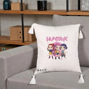 Perna Personalizata K-pop HUNTRX Trio Chibi cu Arme, 40x40 cm, Bej cu Franjuri, Husa Detasabila, Perna Inclusa, BEKZ®