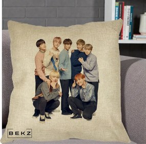 Perna Personalizata K-pop BTS Foto Grup In Picioare Tricoturi, 40x40 cm, Crem, Husa Detasabila, Perna Inclusa, BEKZ®