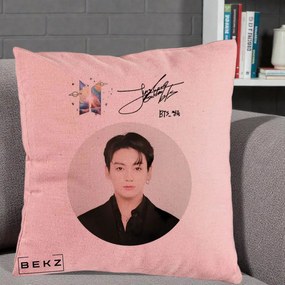 Perna Personalizata K-pop BTS Jungkook Portret cu Autograf, 40x40 cm, Roz, Husa Detasabila, Perna Inclusa, BEKZ®