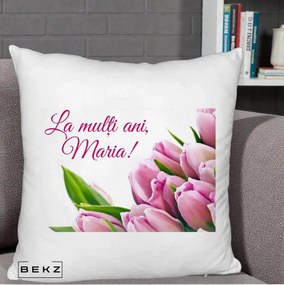 Cadou de Onomastica - Perna Personalizata La Multi Ani Maria Lalele, 40x40 cm, Alb Pufos, Husa Detasabila, Perna Inclusa, BEKZ®