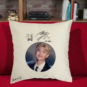 Perna Personalizata K-pop BTS RM Namjoon Portret Cerc cu Autograf, 40x40 cm, Ecru, Husa Detasabila, Perna Inclusa, BEKZ®