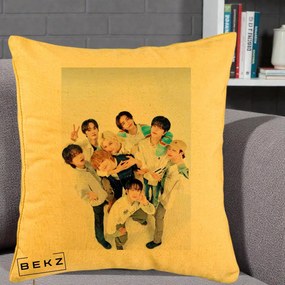 Perna Personalizata K-pop Stray Kids Foto Grup Bleu, 40x40 cm, Galben, Husa Detasabila, Perna Inclusa, BEKZ®