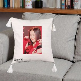 Perna Personalizata K-pop BLACKPINK Jisoo Rosu, 40x40 cm, Bej cu Franjuri, Husa Detasabila, Perna Inclusa, BEKZ®