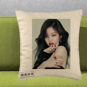 Perna Personalizata K-pop BLACKPINK Jennie Editorial Negru cu Inele, 40x40 cm, Bej, Husa Detasabila, Perna Inclusa, BEKZ®