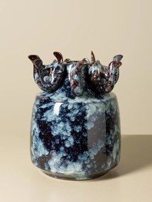 Vază din ceramică artizanală cu pești sculptați în relief, formă cilindrică cu coroană decorativă, albastru marmorat, finisaj lucios, 24,5×20 cm,