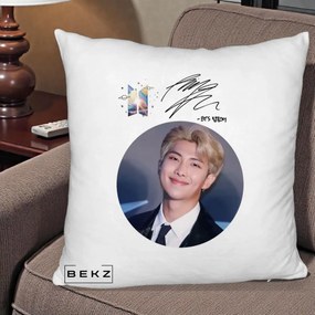 Perna Personalizata K-pop BTS RM Namjoon Portret Cerc cu Autograf, 40x40 cm, Alb Pufos, Husa Detasabila, Perna Inclusa, BEKZ®