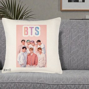 Perna Personalizata K-pop BTS Foto Grup cu BTS si Fond Roz Pastel, 40x40 cm, Crem Reliefat, Husa Detasabila, Perna Inclusa, BEKZ®